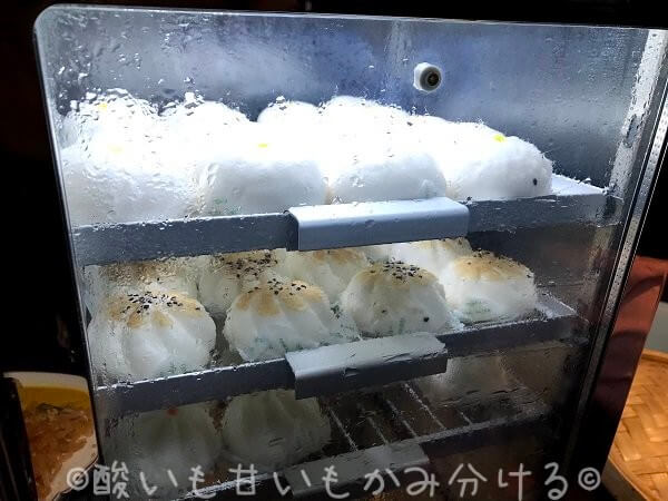 タイロイヤルシルクビジネスラウンジのショーケースに入った蒸し料理一例