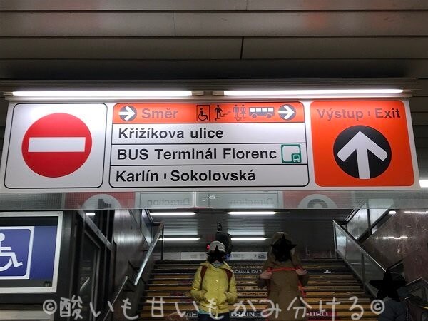 地下鉄C線Florenc駅構内のバス停案内表示板