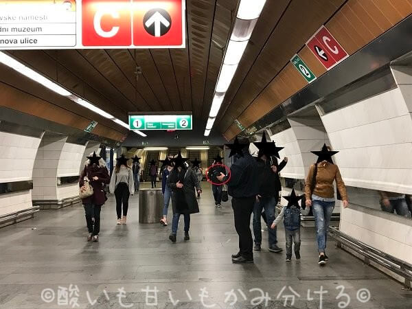 プラハ駅構内でのランダム切符チェック