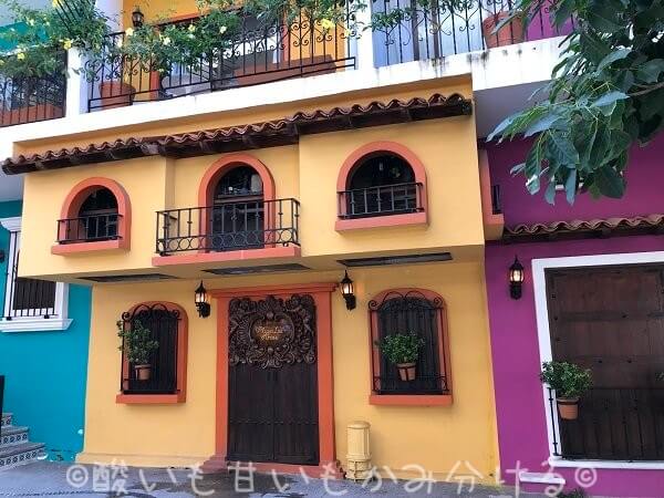 オールド バジャルタ（Old Vallarta）/ソナ・ロマンティカ（Zona Romantica)のカラフルな街並み