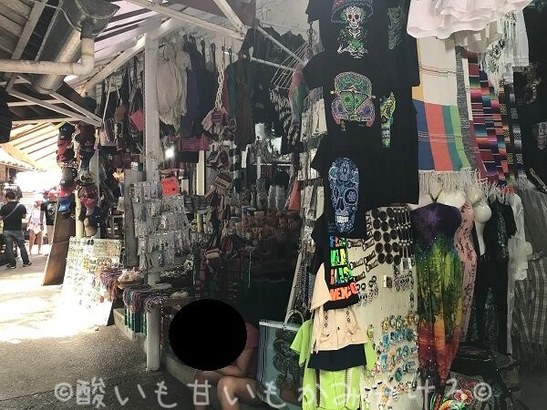 クアレ島フリーマーケット（Cuale Island Flea Market）のお土産屋さん