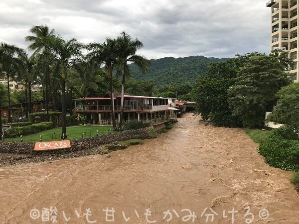 嵐の後の氾濫しかけたクアレ川