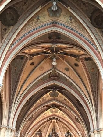 聖リュドミラ教会の上部装飾