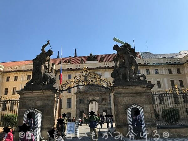 プラハ城入口の門