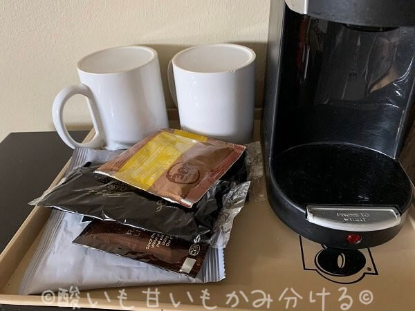レッドメープルイン＆スイーツの簡易コーヒーメーカーと無料コーヒー