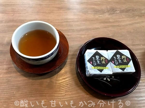いっぺん庵で出された丹波の黒豆茶とお菓子