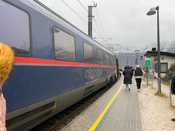 ハルシュタット駅のオーストリア国鉄（ÖBB）列車