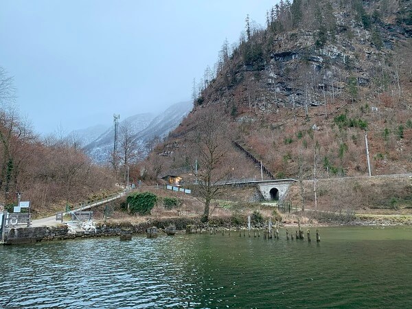 対岸にあるハルシュタット駅（Hallstatt Bahnhof)