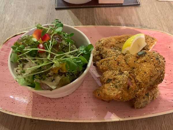 フライドチキンサラダ （Backhendl salat）