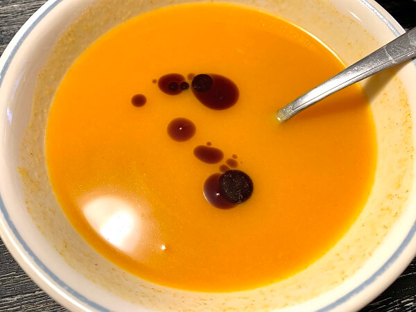 インスタントカボチャスープ（Kürbiscremesuppe）にパンプキンシードオイルをトッピング