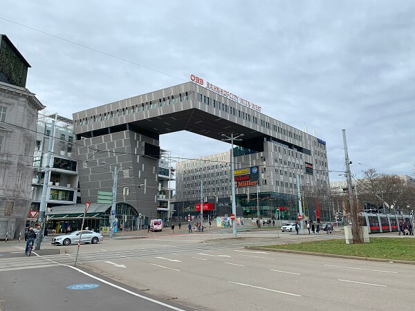 ショッピングモールも併設のウィーン西駅（OBB Bahnhof City Wien West）