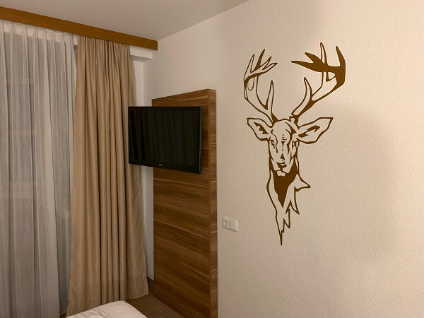 ホテル エンツィアーナ ウィーン（Hotel Enziana Wien）のテレビと鹿のステッカー