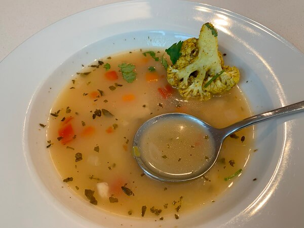 YVRメープルリーフラウンジの昼食スープ例