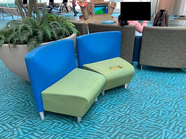バンクーバー空港内の破損していてベッド代わりにしても迷惑にならなさそうな椅子