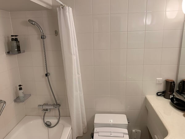 ホテル・ニンジャブラックのお風呂とトイレ