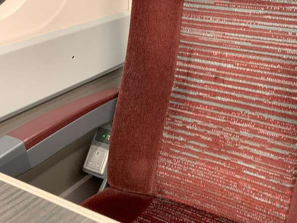 LNER（ロンドン・ノース・イースタン鉄道）の充電用座席コンセント
