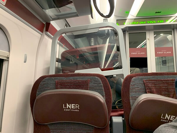LNER（ロンドン・ノース・イースタン鉄道）のファーストクラス座席と大型荷物置き