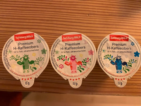 ヘリテージホテル・ハルシュタット（Heritage Hotel Hallstat）スーペリア・ダブルルームのコーヒー・紅茶用ミルク