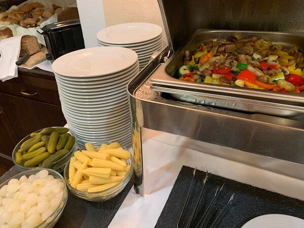 ヘリテージホテルハルシュタットの温かい朝食例:カラフル野菜炒め