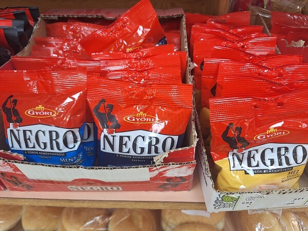 全く黒くない様々なフレーバーと色のネグロ・キャンディー(Negro Cukorka)