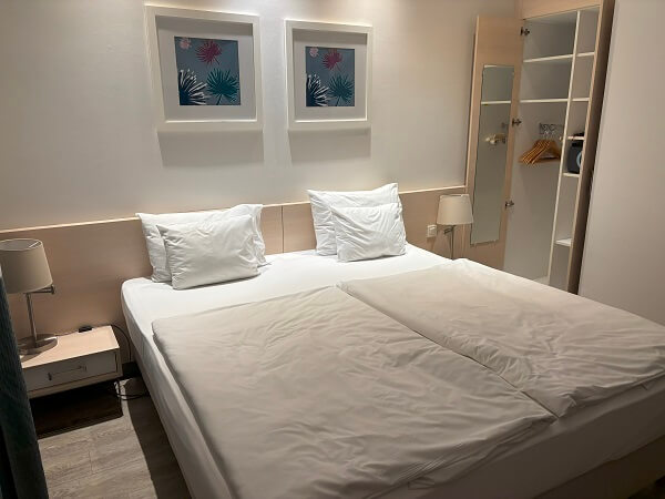 Atrium Fashion HotelのDouble or Twin Room（Atrium View）ベッドの様子