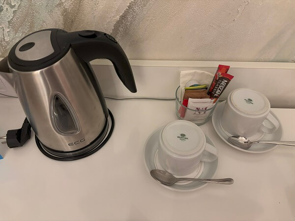 Atrium Fashion HotelのDouble or Twin Room（Atrium View）部屋のケトルとインスタントコーヒー＆紅茶