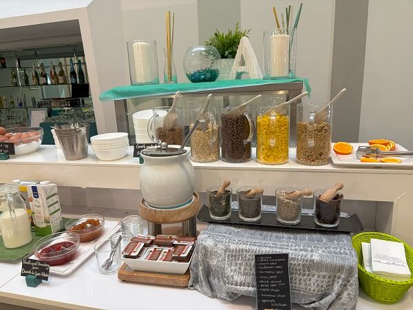 Atrium Fashion Hotel朝食ビュッフェのシリアルやヨーグルト例