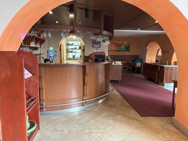 Park Hotel Hévízロビー右手にある朝食会場
