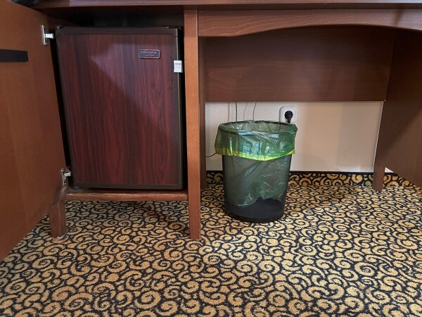 Park Hotel Hévízデラックスルーム机の下の冷蔵庫