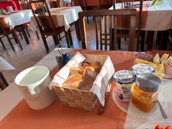 Park Hotel Hévízのボリュームたっぷり朝食パンとヨーグルト