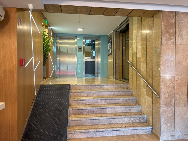 Medos Hotelロビー周辺の階段とその横のスロープ