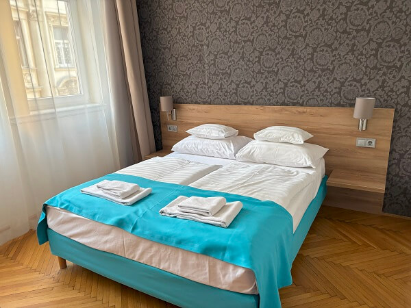 Medos Hotelスーペリアダブルルームのクイーンベッド