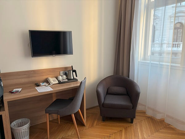 Medos Hotelスーペリアダブルルームのテレビ・一人掛けソファー・机