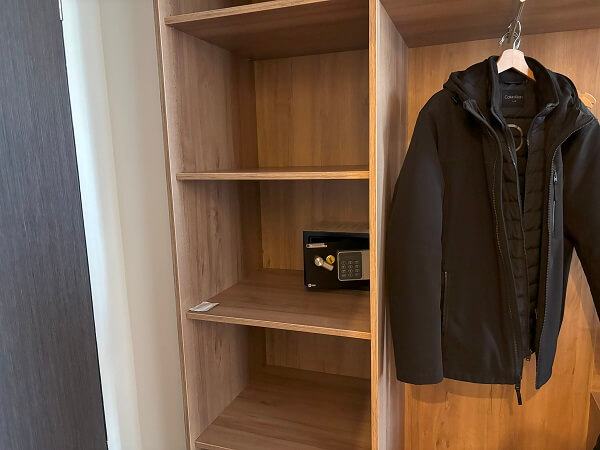Medos Hotelスーペリアダブルルームの金庫とコートラック