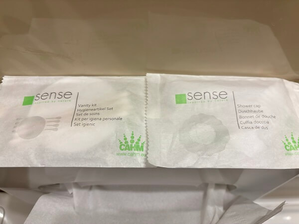 Medos Hotelアメニティーグッズのシャワーキャップとバニティーキット（コットンやめん棒）