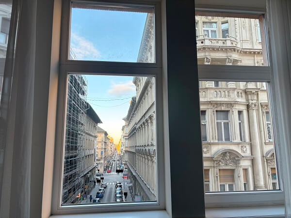 Medos Hotelスーペリアダブルルームの窓からの風景