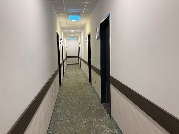 Medos Hotelカーペットが敷いてある部屋へ向かう通路