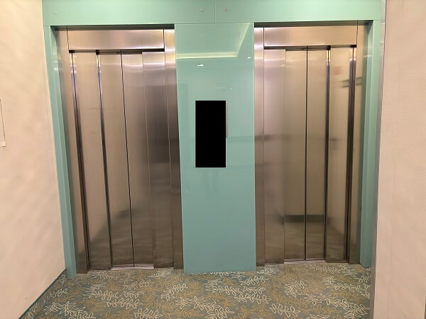 Medos Hotel2つあるエレベーター