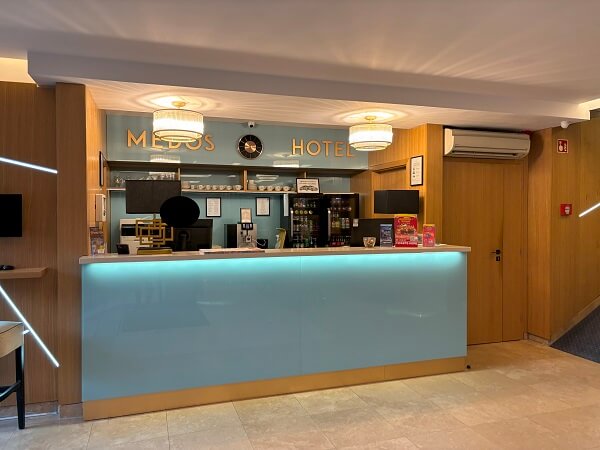 Medos Hotel受付の様子