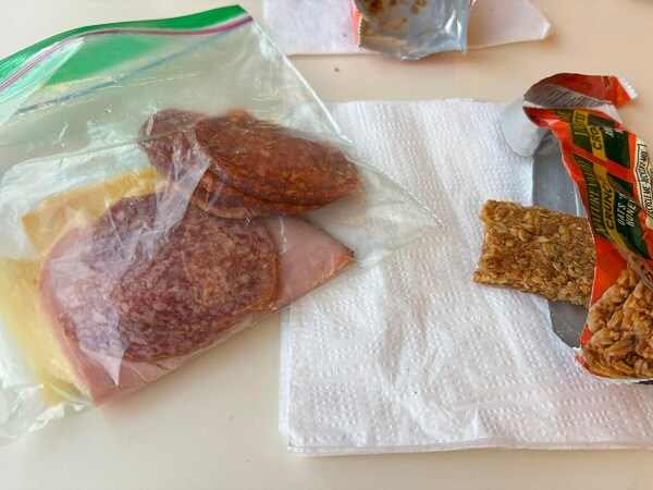 Park Hotel Hévízの朝食で食べきれなかったサラミとチーズをトカイへ向かう車中で朝食として頂きました
