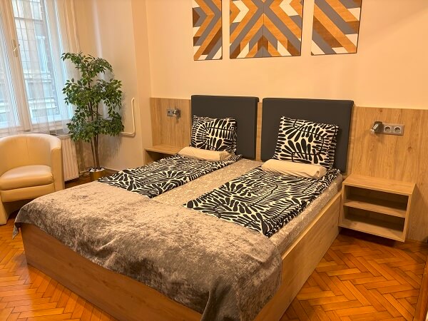 Paprika Apartment Studio内キングベッドの様子