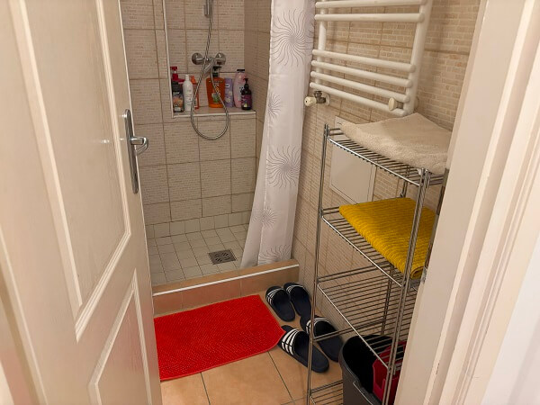 Paprika Apartment Studioシャワー室の様子