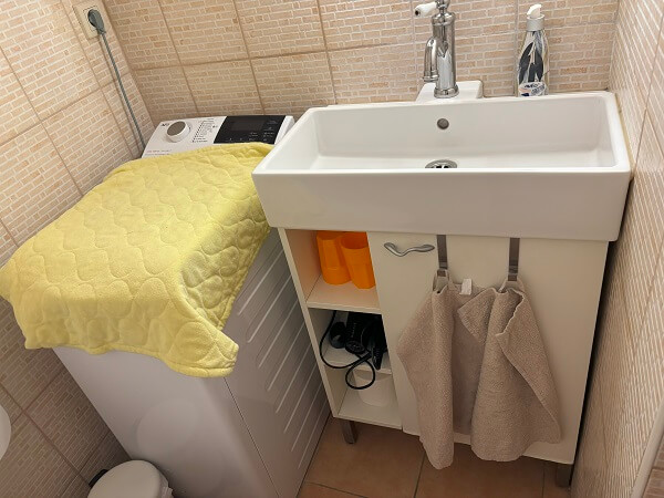 Paprika Apartment Studioの洗面台と洗濯機