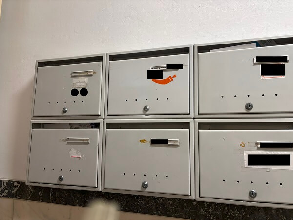 Paprika Apartment Studioのチェックアウト時にカギを入れる郵便受け