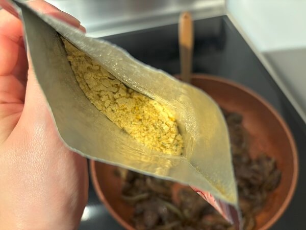 少し黄味がかった色のイェーガーシュニッツェルソースの素