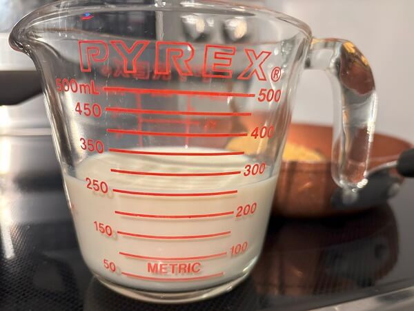 イェーガーシュニッツェルソースの素に加える乳製品250ml
