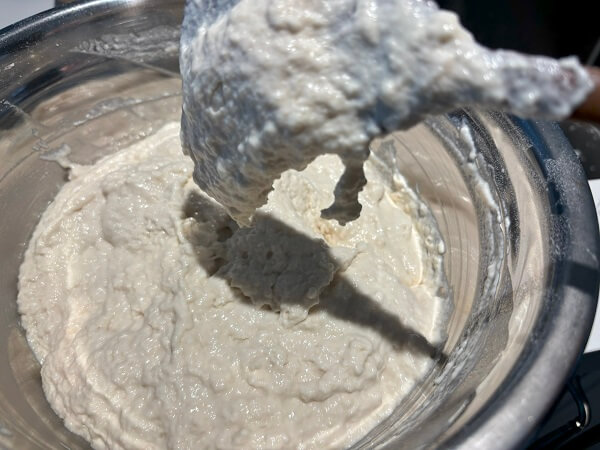 ゴムベラからぼてぼてっと落ちるゆるさのベニエの素
