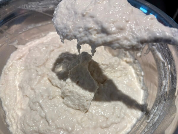 カフェ・ドゥ・モンドのベニエの素と水をしっかり混ぜ合わせる。