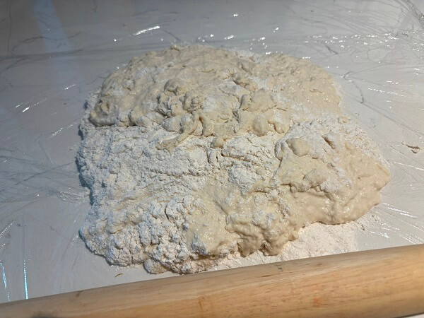 ゆるゆるのベニエの生地にたっぷりの打ち粉をふる。