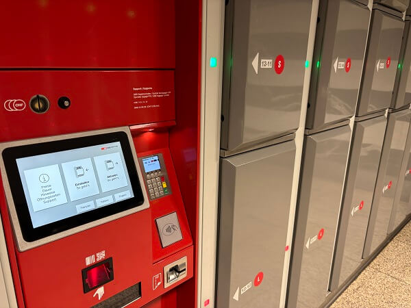 チューリッヒ中央駅の赤と灰色のロッカーの様子